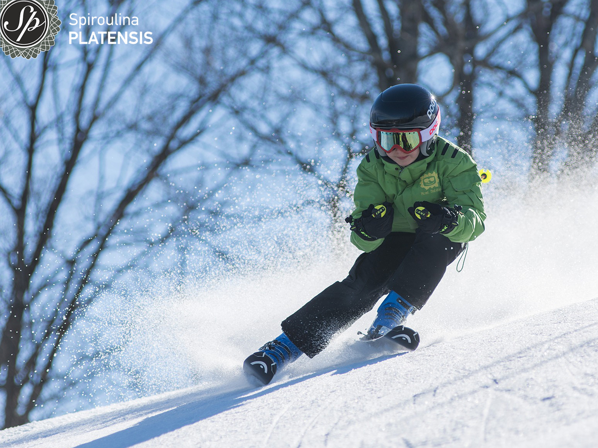 Νεαρό παιδί που κάνει σκι