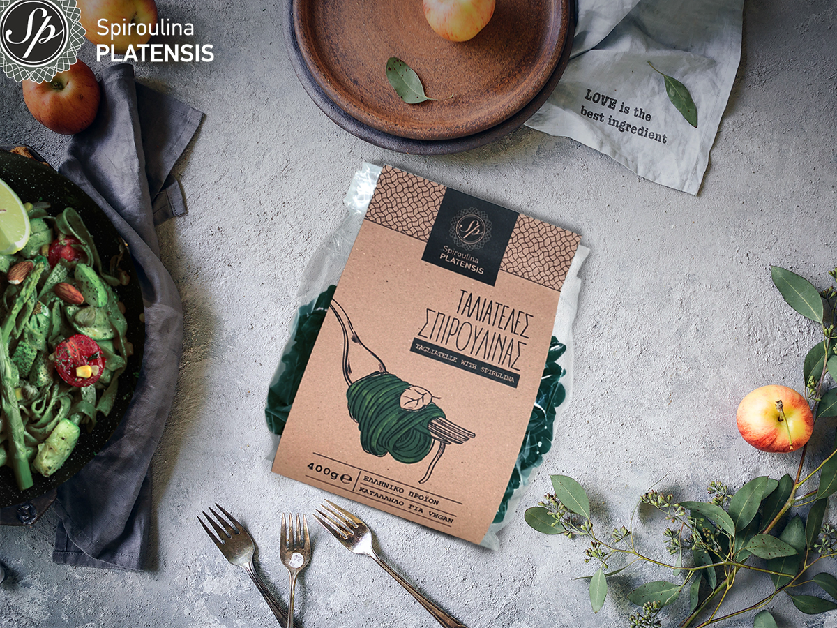 Συσκευασία με ταλιατέλες με Spiroulina PLATENSIS σε γκρι φόντο