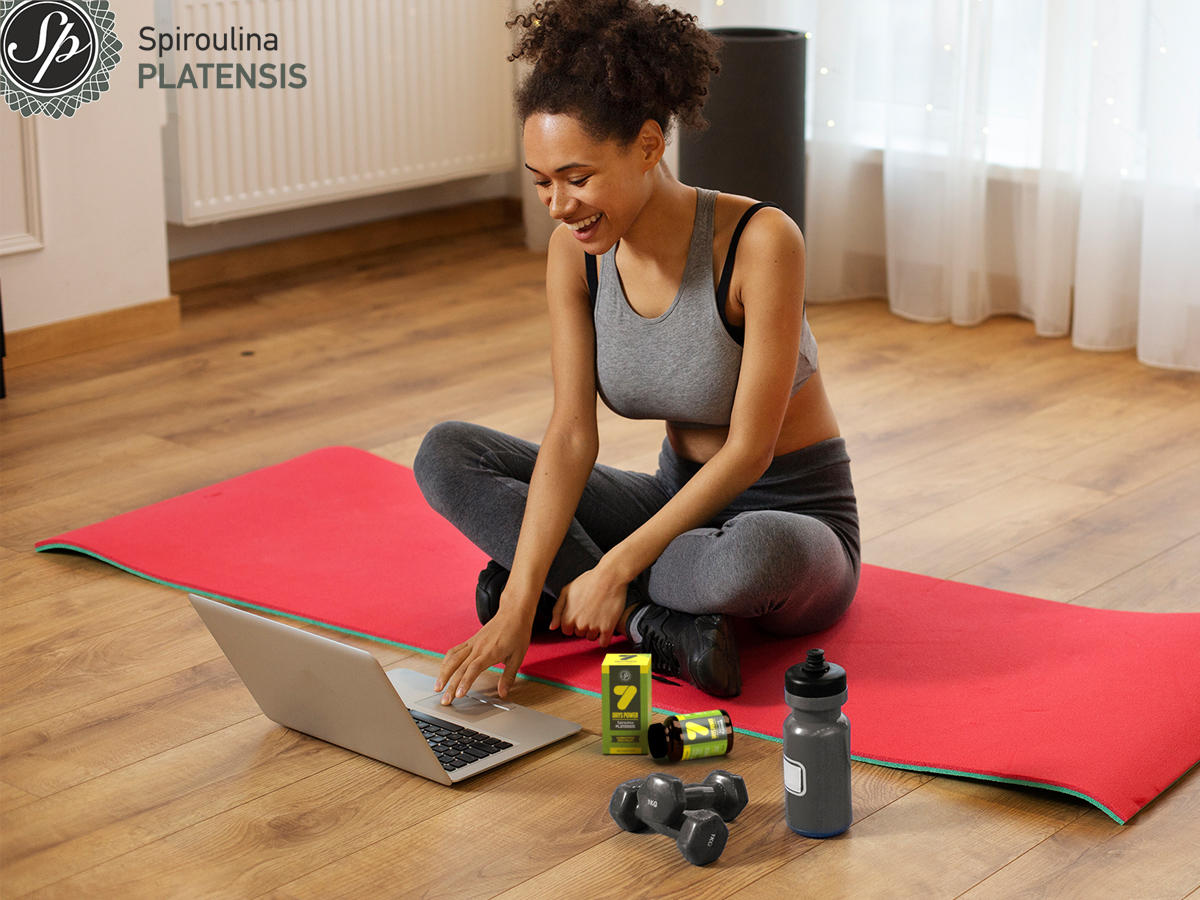 Νεαρή γυναίκα ετοιμάζεται να κάνει το μάθημα της yoga