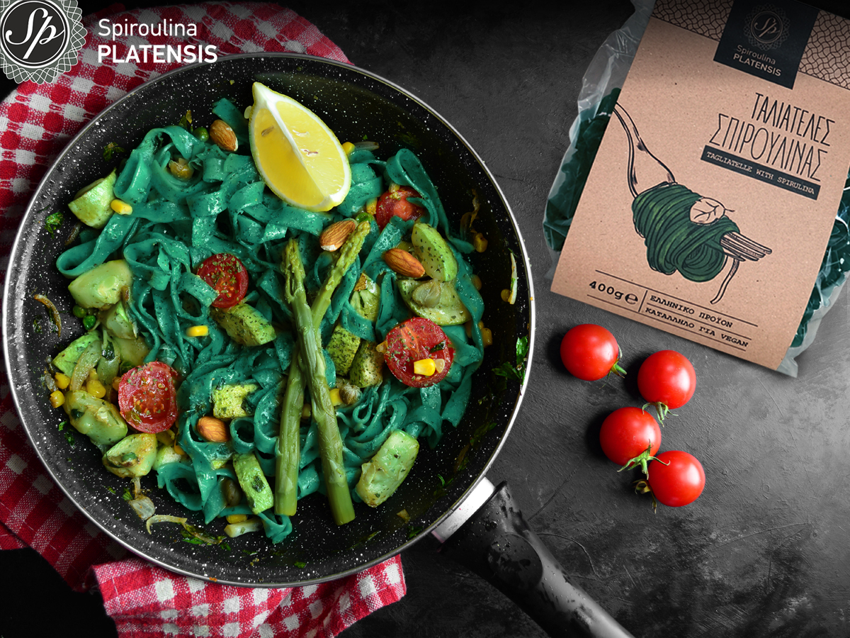 Πιάτο με ταλιατέλες και σπαράγγια και μία συσκευασία ταλιατέλες με Spiroulina PLATENSIS