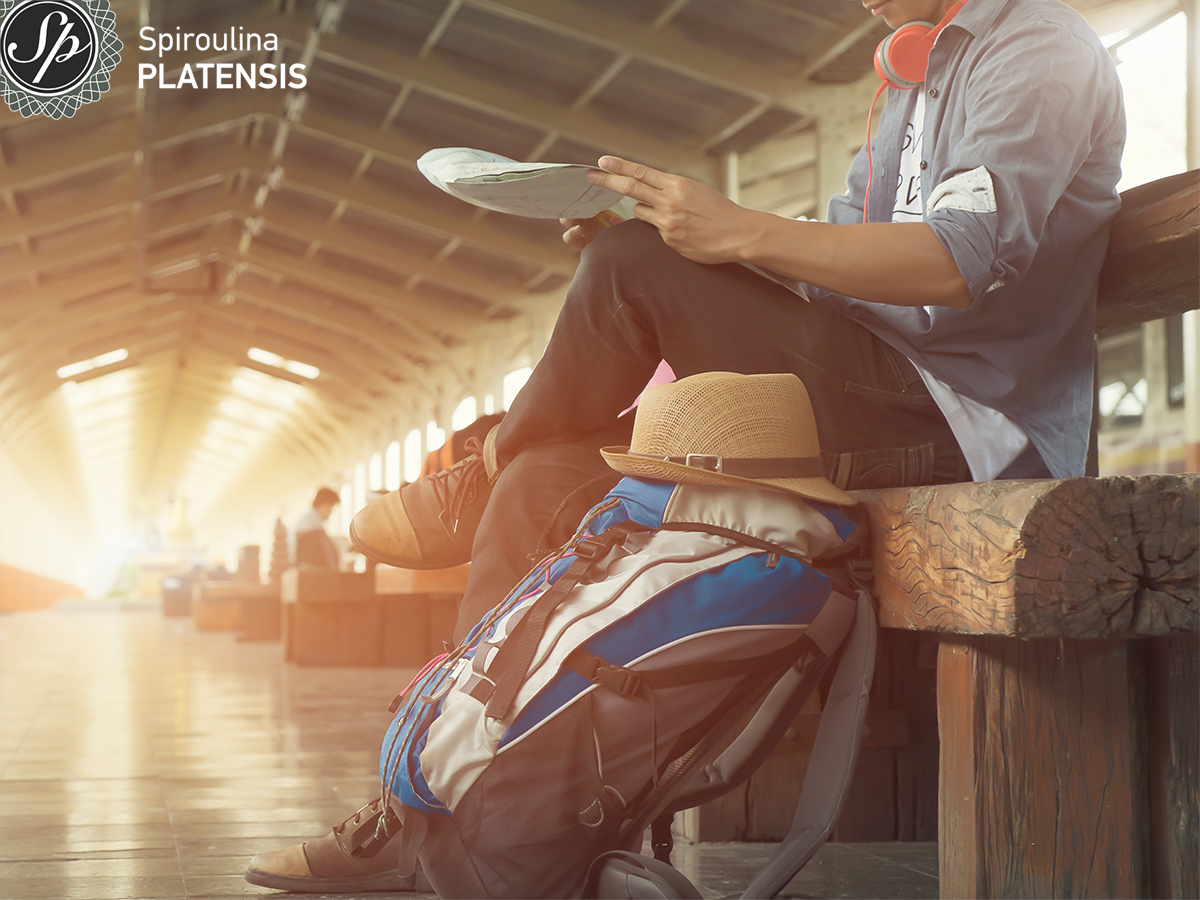 Νεαρός άνδρας που περιμένει το τρένο