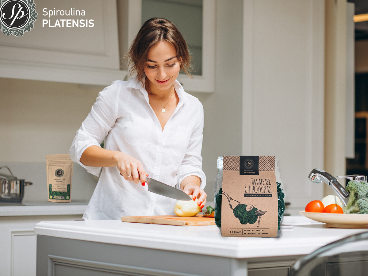 Γυναίκα που μαγειρεύει στην κουζίνα