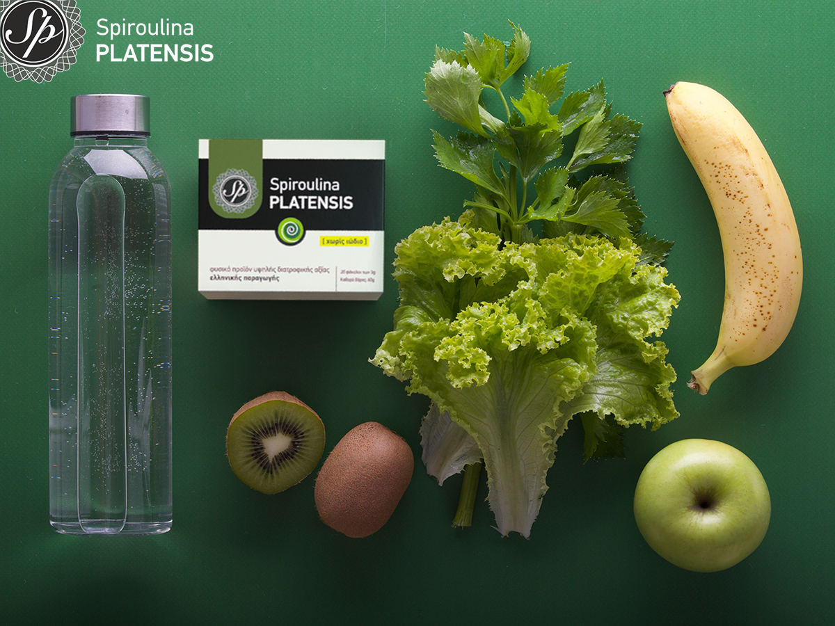 Σκόνη spiroulina PLATENSIS δίπλα σε ένα μπουκάλι νερό, μαρούλι, μπανάνα, ακτινίδιο, πράσινο μήλο