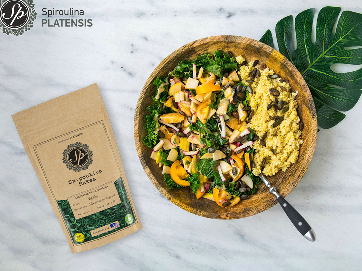 Μπολ με σαλάτα με κους κους και Σπιρουλίνα flakes