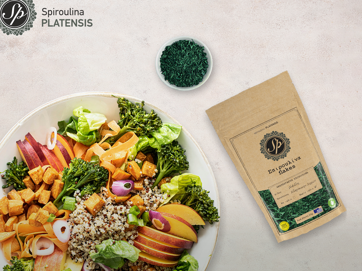 Σαλάτα με διάφορα λαχανικά και Σπιρουλίνα flakes