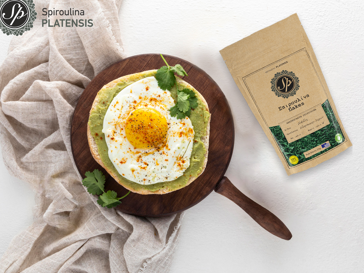 Ομελέτα με αβοκάντο και σπιρουλίνα flakes