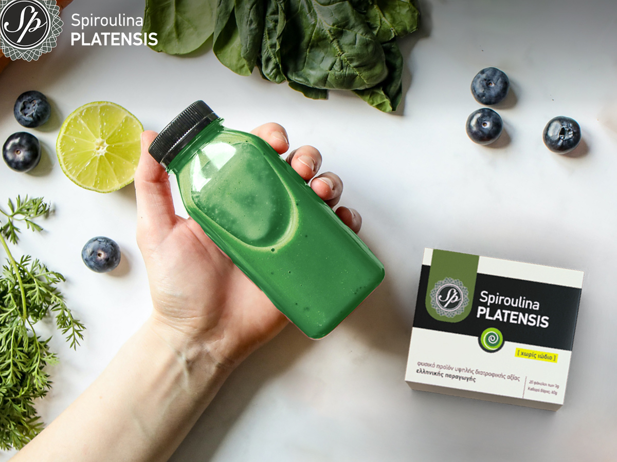 Μπουκάλι με διάλυμα σκόνη spiroulina PLATENSIS και μία συσκευασία σκόνης ανάμεσα σε άλλες υγιεινές τροφές