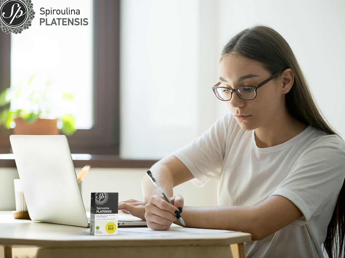 Νεαρή κοπέλα που διαβάζει