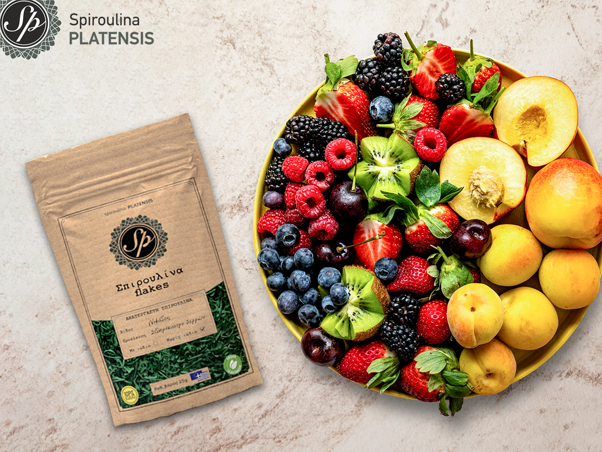 Φρουτοσαλάτα με Σπιρουλίνα flakes
