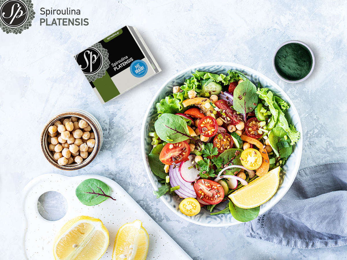 Σαλάτα με spiroulina PLATENSIS σε σκόνη και ντοματίνια, χούμους
