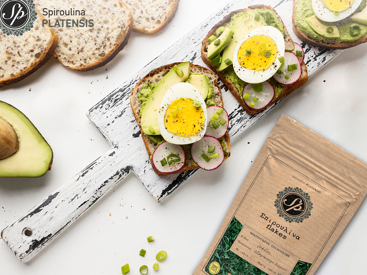 Σάντουιτσς με αυγά και σπιρουλίνα flakes