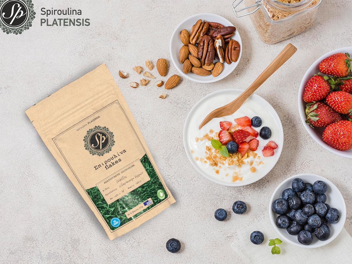 Πρωινό με γιαούρτι, φρούτα και σπιρουλίνα flakes