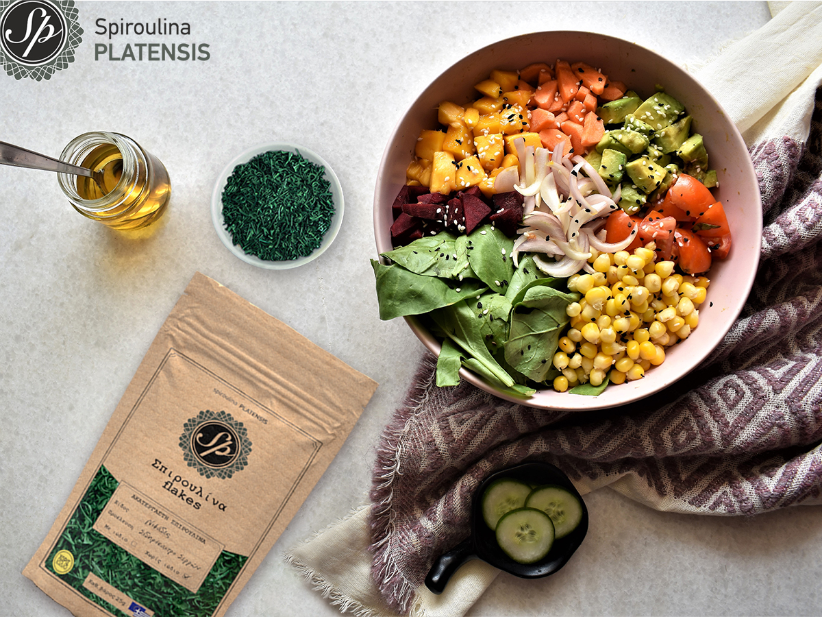 Σαλάτα με Σπιρουλίνα flakes & διάφορα λαχανικά