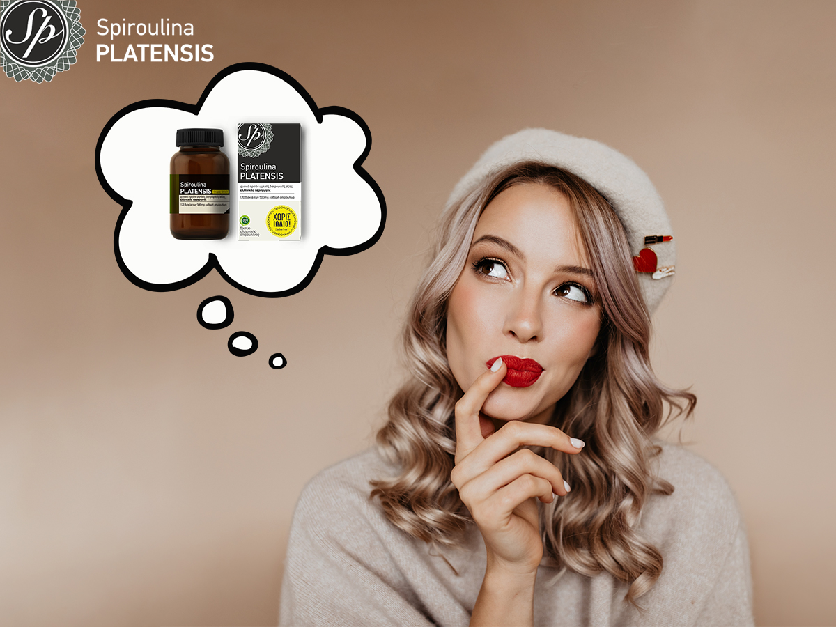 Νεαρή όμορφη ξανθιά γυναίκα που σκέφτεται τη spiroulina PLATENSIS