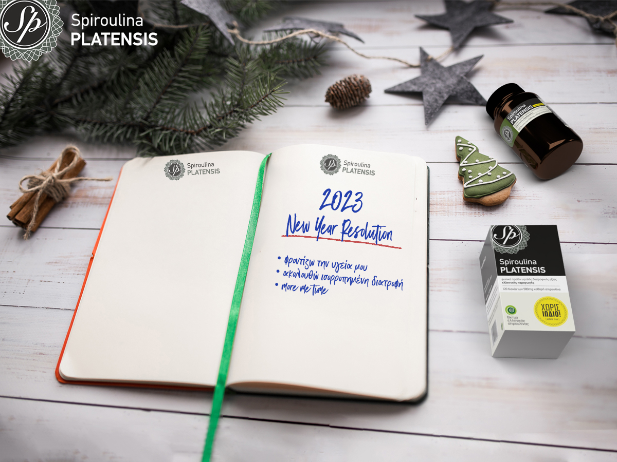 σημειωματάριο με τους στόχους της νέας χρονιάς & δίπλα μία συσκευασία Spiroulina PLATENSIS