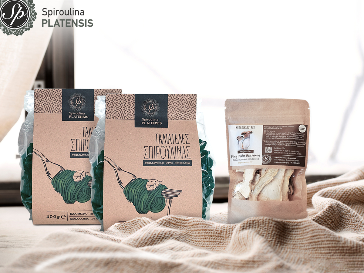 Ταλιατέλες με Spiroulina PLATENSIS & μία συσκευασία King Oyster mushrooms σε μπεζ φόντο