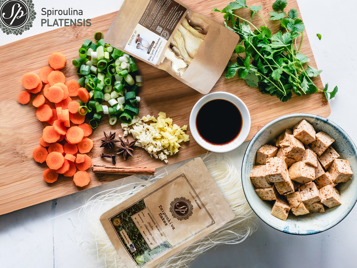 Λευκός πάγκος με vegan προϊόντα Σπιρουλίνα flakes & King Oyster αποξηραμένα μανιτάρια