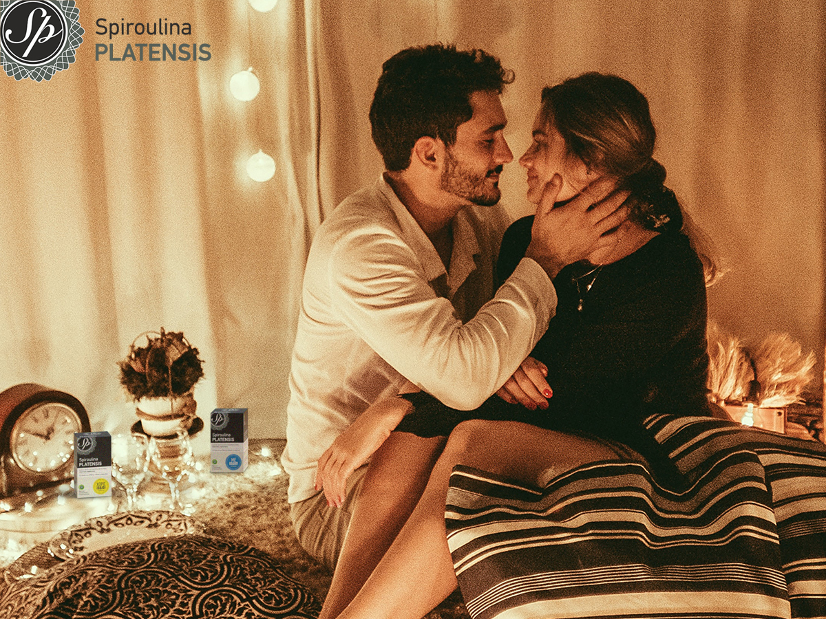 Ζευγάρι σε ρομαντική ατμόσφαιρα με Spiroulina PLATENSIS στο φόντο