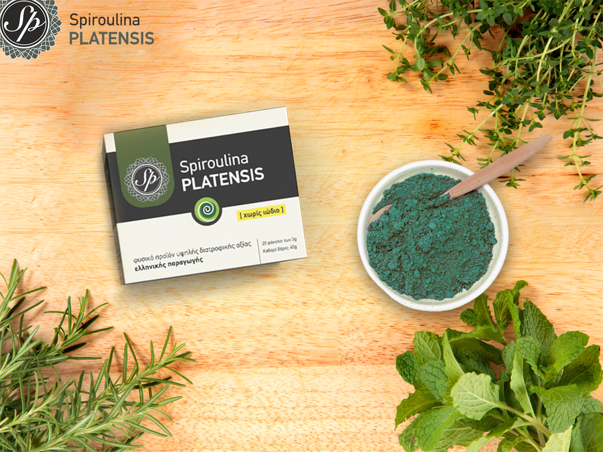 Θεραπευτικά βότανα, δενδρολίβανο, μέντα, φασκόμηλο & spiroulina PLATENSIS σε σκόνη πάνω σε ξύλινο πάγκο