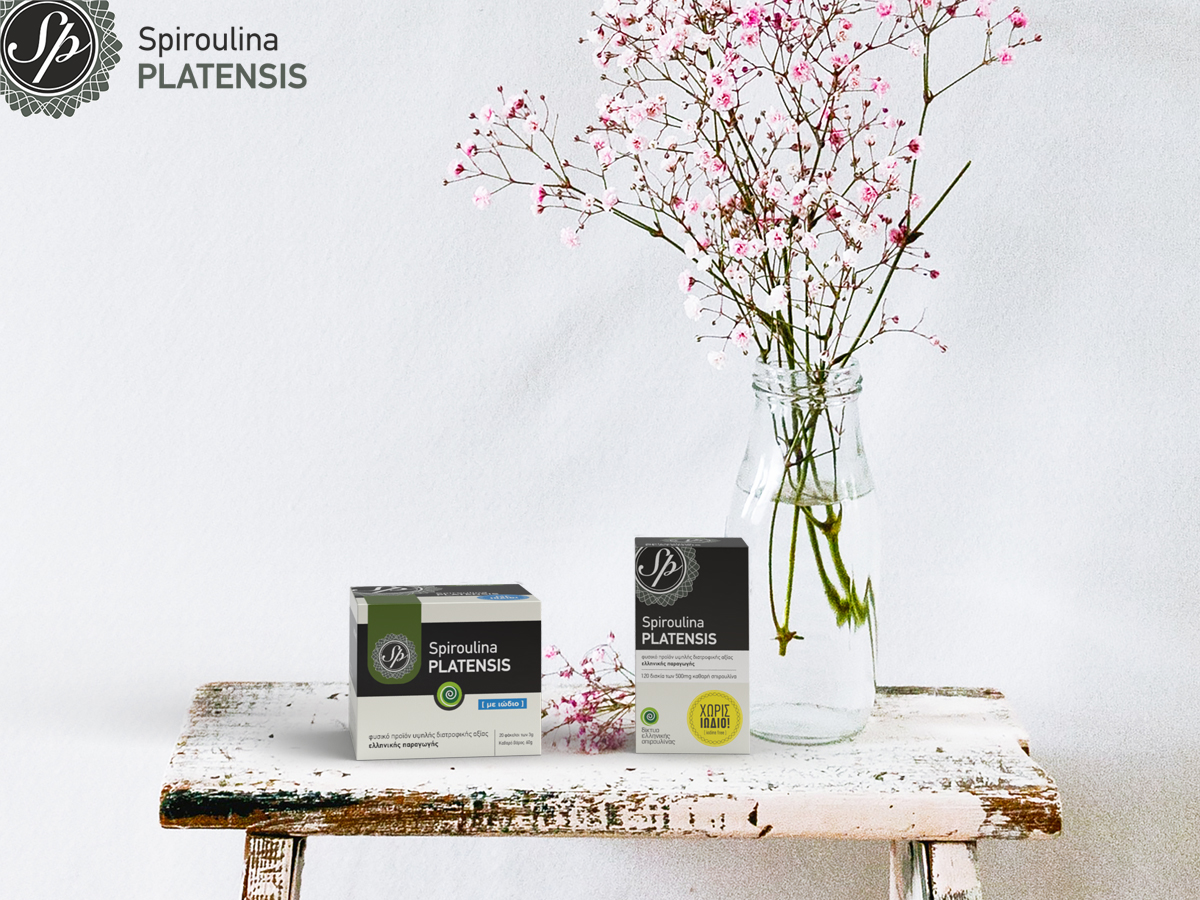 Spiroulina PLATENSIS με και χωρίς ιώδιο δίπλα σε βάζο με ανοιξιάτικα λουλούδια