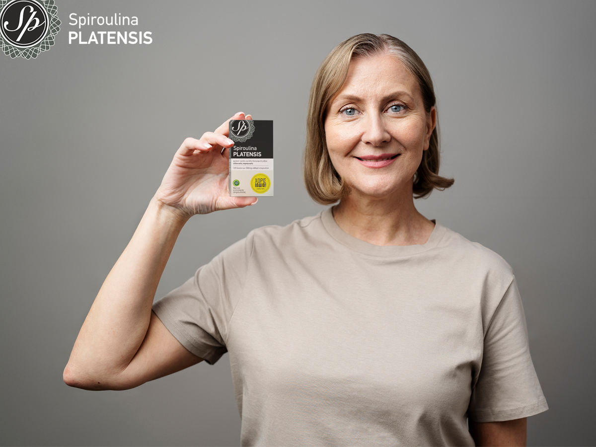 Ώριμη γυναίκα που κρατάει μία spiroulina PLATENSIS στο χέρι