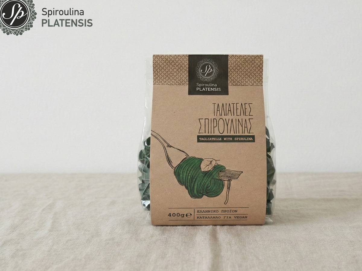Συσκευασία με ταλιατέλες σπιρουλίνας Spiroulina PLATENSIS 400g σε λευκό φόντο