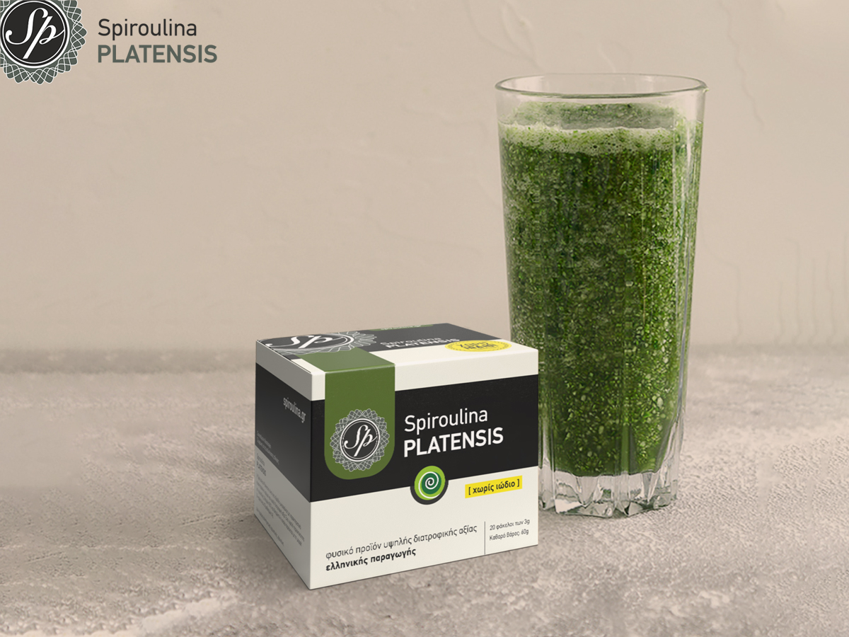 Ποτήρι με πράσινο smoothie με μία συσκευασία Spiroulina PLATENSIS σκόνη
