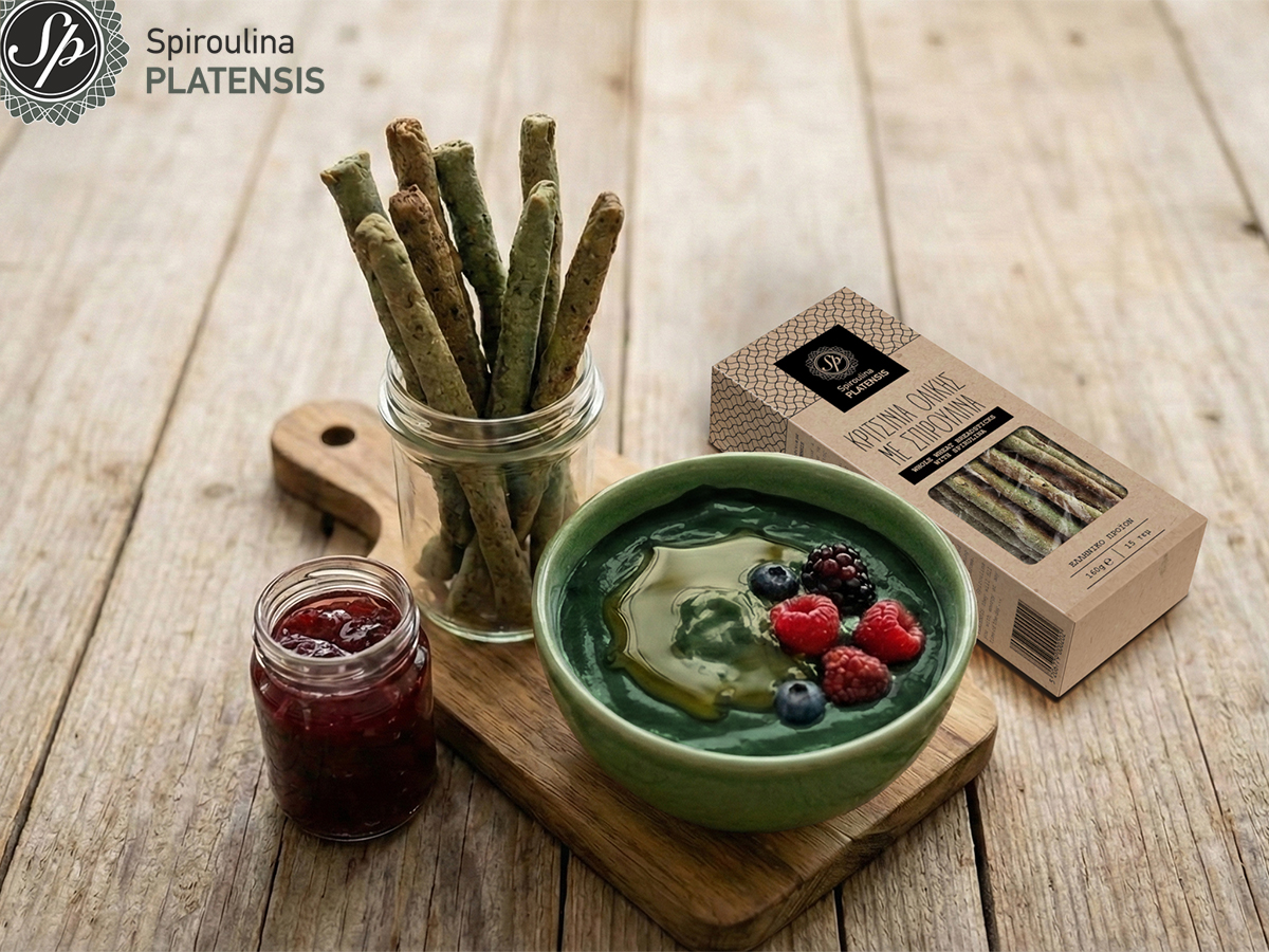 Κριτσίνια ολικής με Spiroulina PLATENSIS σε βάζο δίπλα σε μπολ πράσινου smoothie και μαρμελάδα