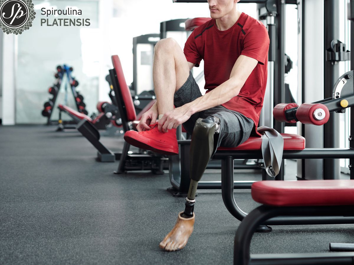 Νεαρός άνδρας με κινητικό πρόβλημα στο γυμναστήριο