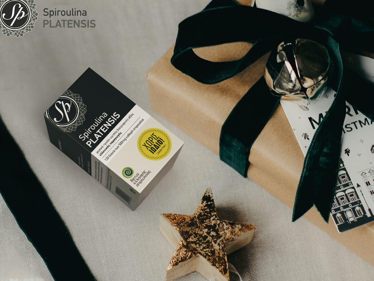 Μία συσκευασία Spiroulina PLATENSIS ταμπλέτες χωρίς ιώδιο δίπλα σε μία συσκευασία δώρου