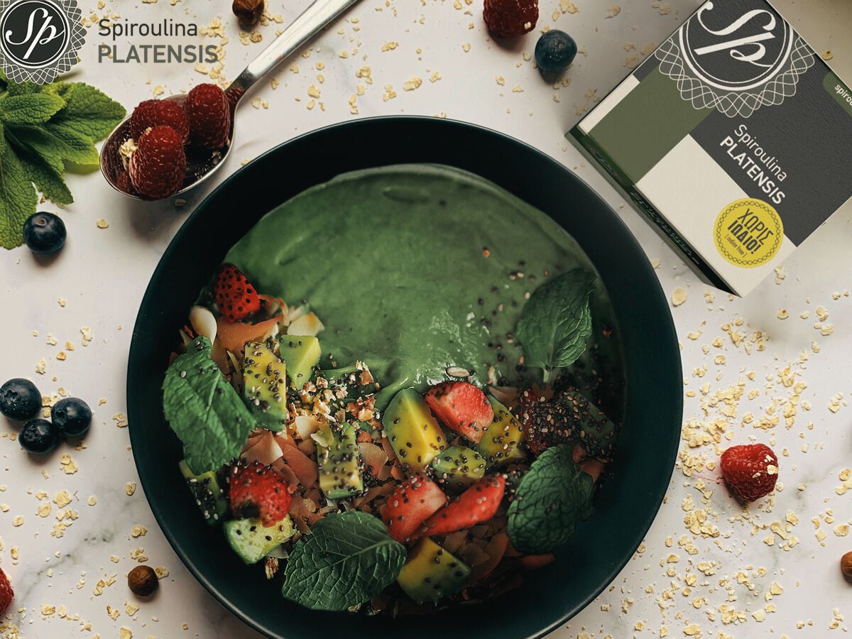 Πράσινο smoothie bowl με φρούτα και Spiroulina PLATENSIS