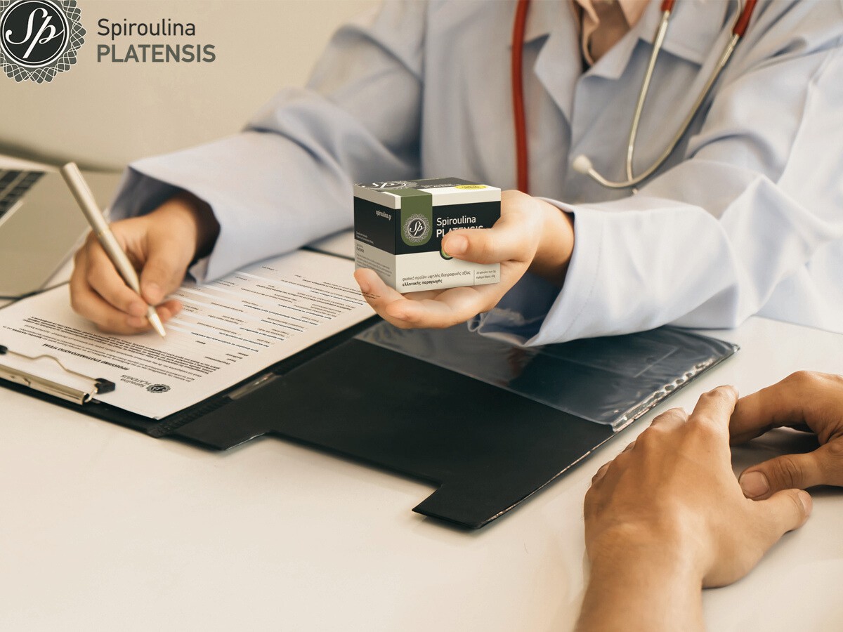 Γιατρός που δίνει Spiroulina PLATENSIS σε σκόνη & συμπληρώνει το ερωτηματολόγιο υγείας