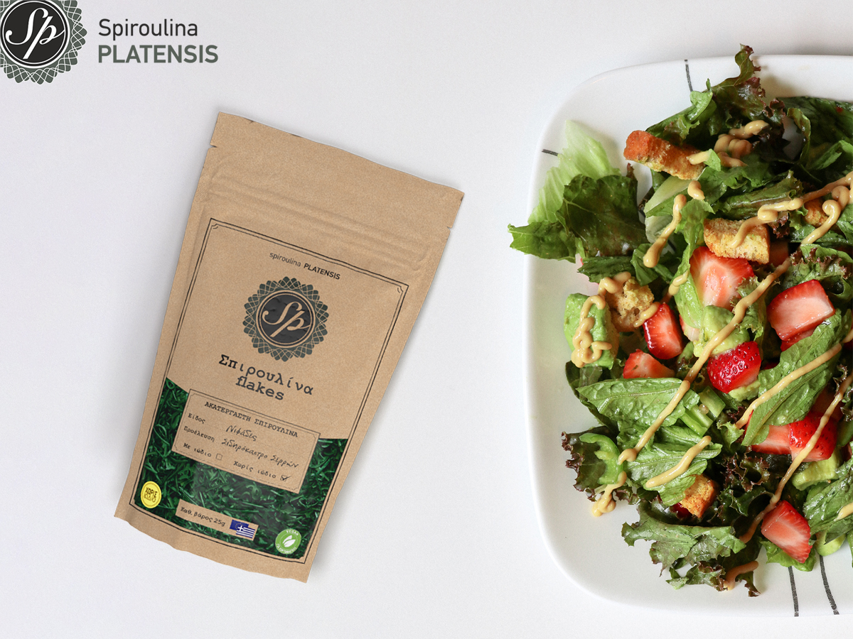 Μία σαλάτα & δίπλα μία συσκευασία Σπιουλίνα flakes