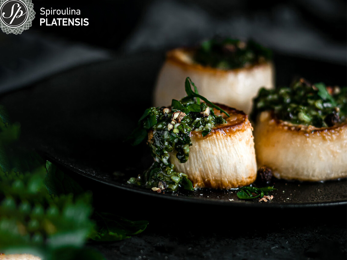 Vegan scallops σε μαύρο φόντο