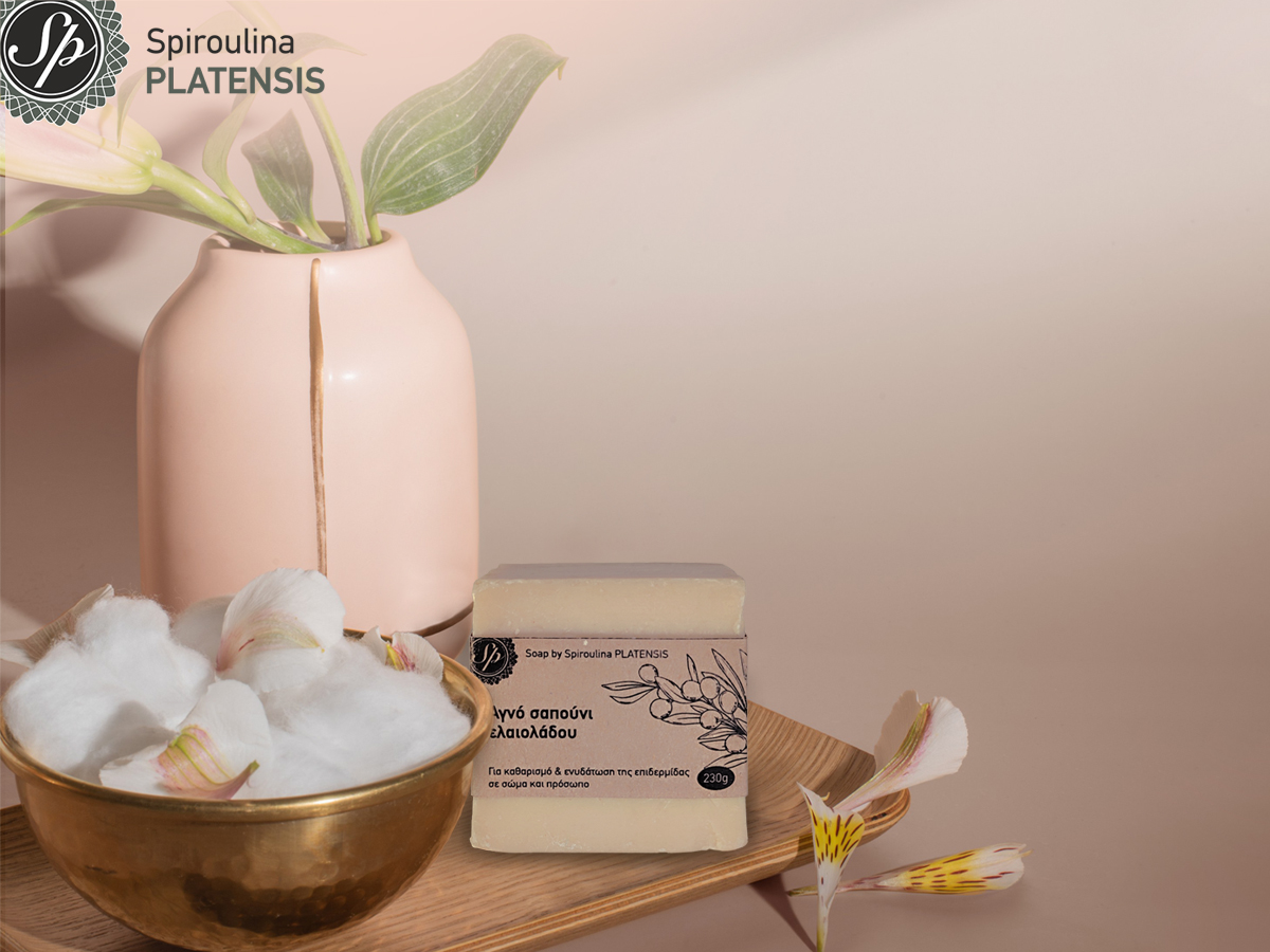 ένα σαπούνι ελαιόλαδου πάνω σε ένα τραπεζάκι