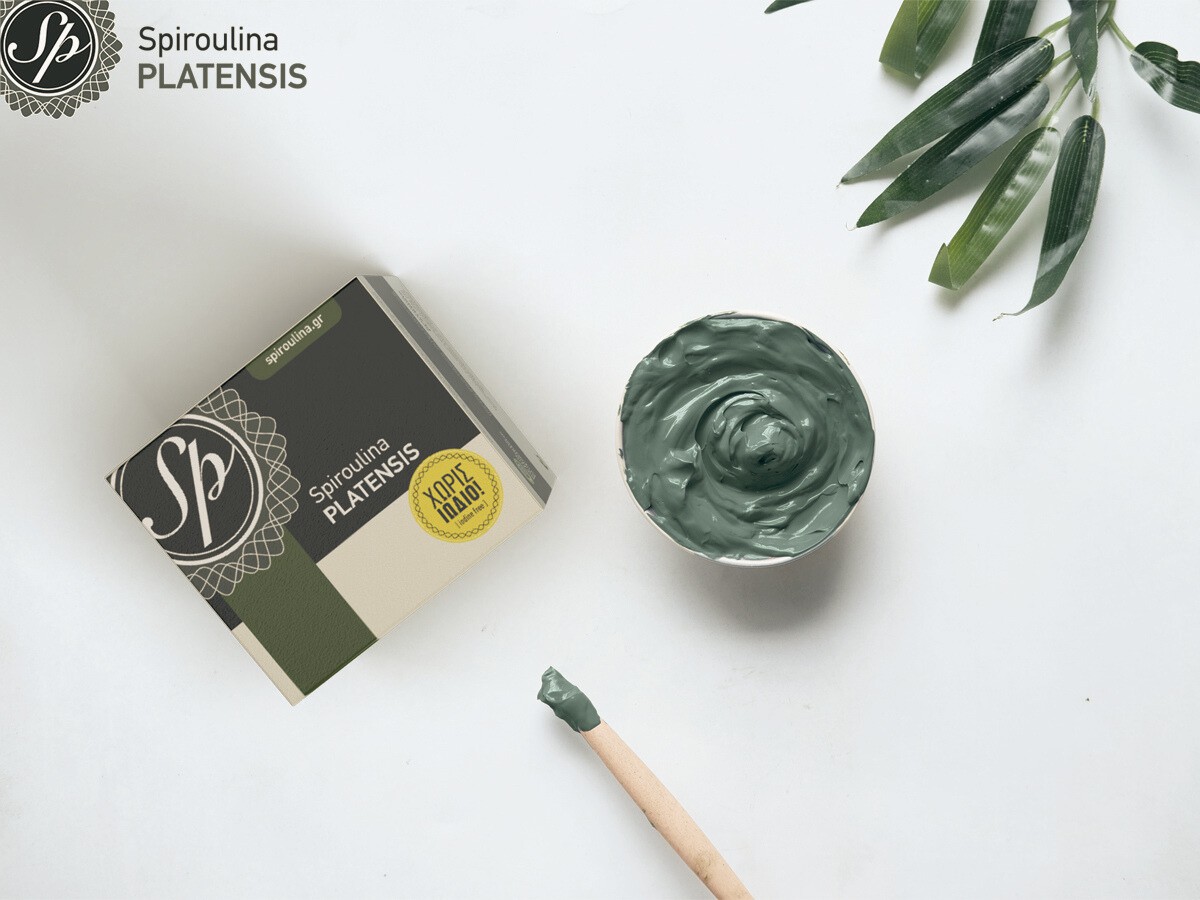 Μία συσκευασία Spiroulina PLATENSIS σε σκόνη & δίπλα ένα μπολάκι με μάσκα Spi9rouulina PLATENSIS