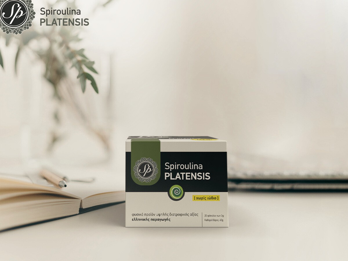 Μία συσκευασία Spiroulina PLATENSIS σε σκόνη πάνω σε ένα γραφείο σε λευκό φόντο