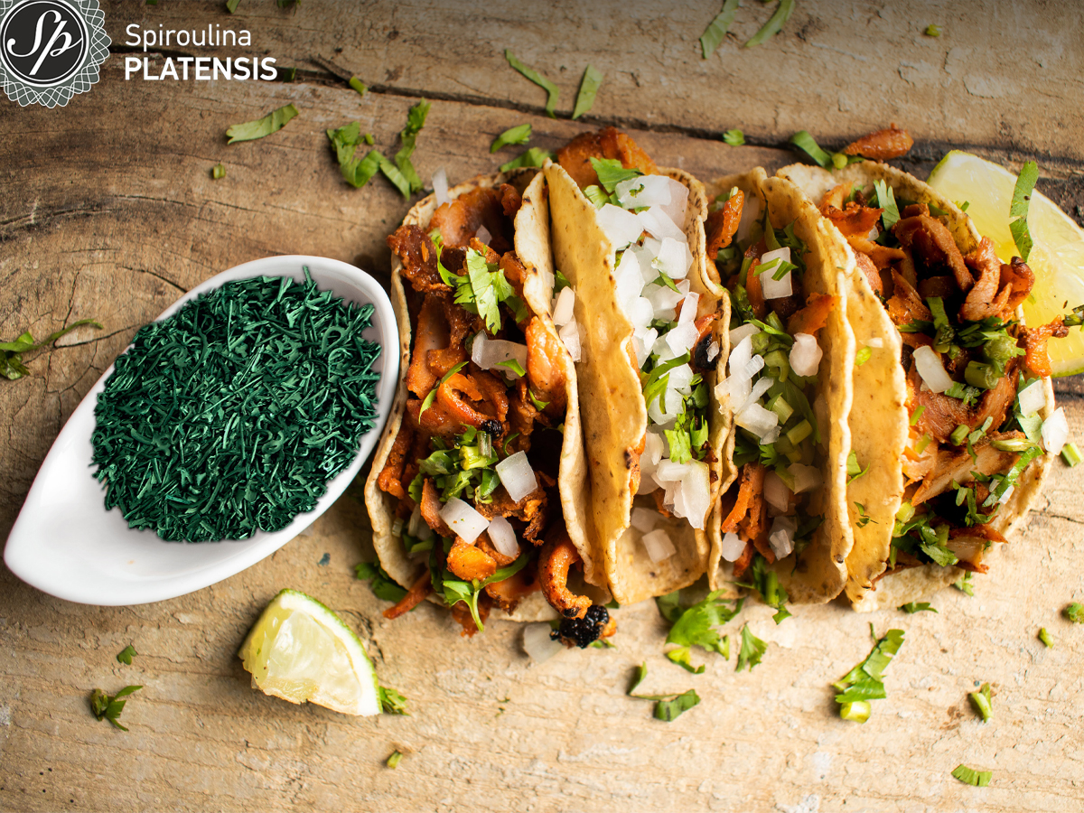 Τορτίγιες με κοτόπουλο & ένα μπολάκι Σπιρουλίνα flakes δίπλα