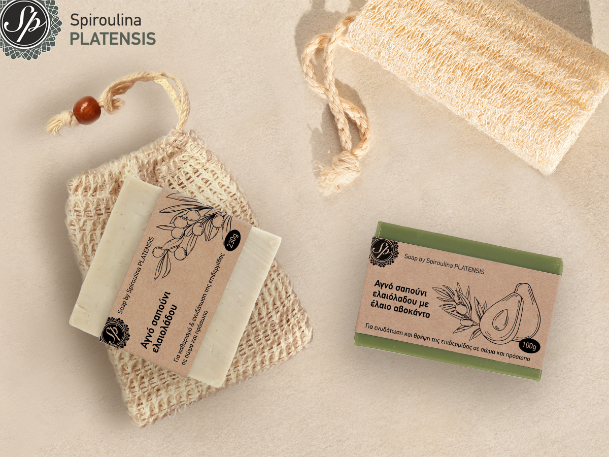 Σαπούνια ελαιόλαδου και σφουγγάρι από λούφα σε γκρι φόντο