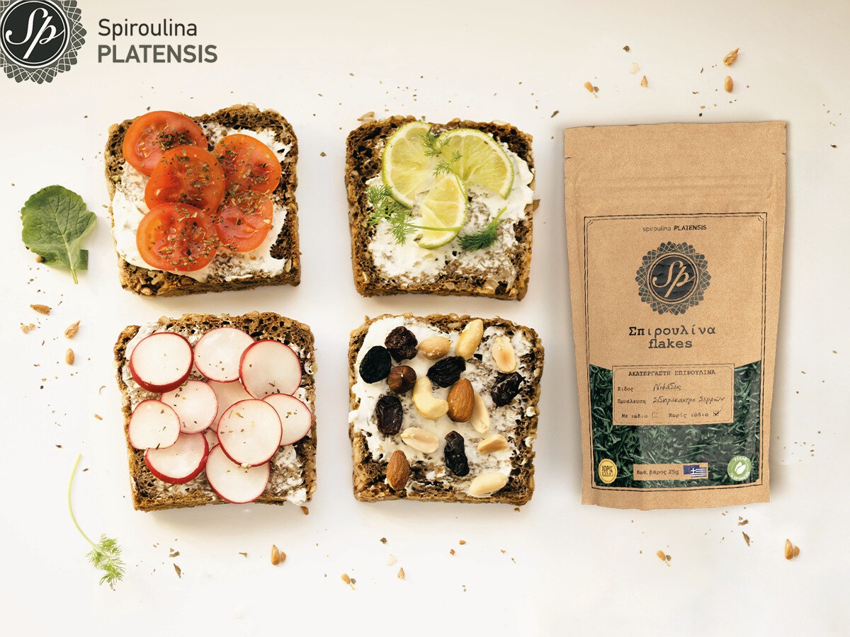 4 φέτες ψωμιού ολικής με διάφορα υλικά και δίπλα μία συσκευασία Spiroulina PLATENSIS flakes