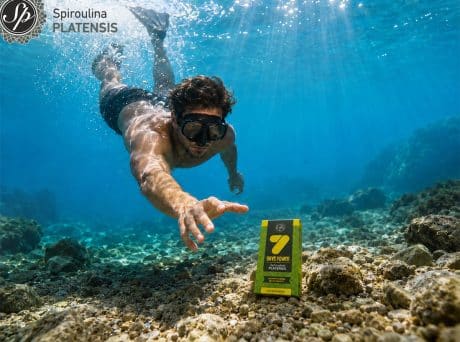 Κολυμβητής κάτω από το νερό με 7 Days Power Spiroulina PLATENSIS για καλοκαιρινά sports