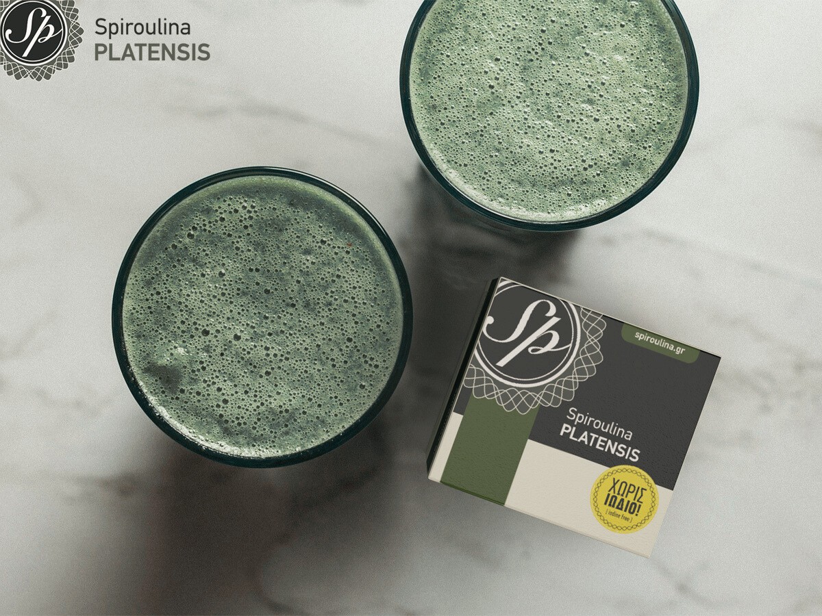 Δύο ποτήρια με πράσινο smoothie με σκόνη Spiroulina PLATENSIS